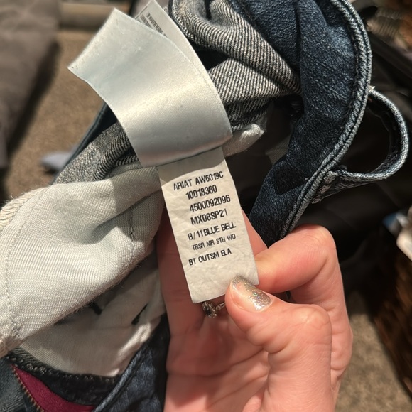 Ariat 27L low rise jeans. Flare leg. - Picture 6 of 11